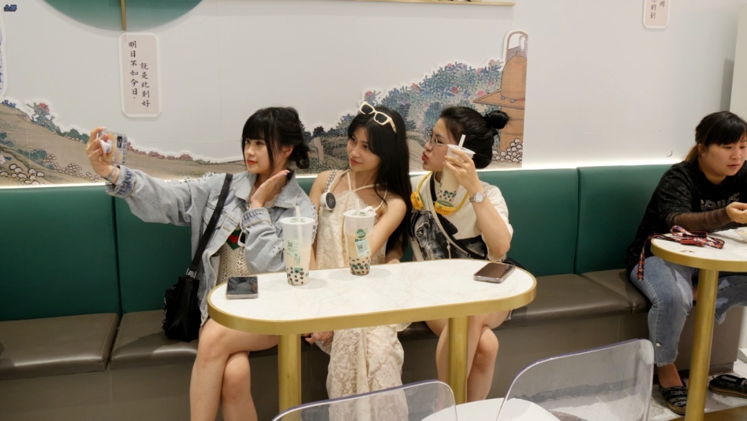 1712547595915094.png 越南游客在奶茶店打卡拍照.png