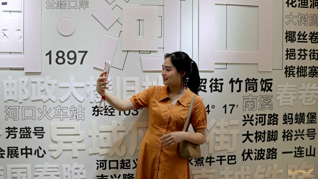 1712547708937786.png 越南游客在文创店打卡.png