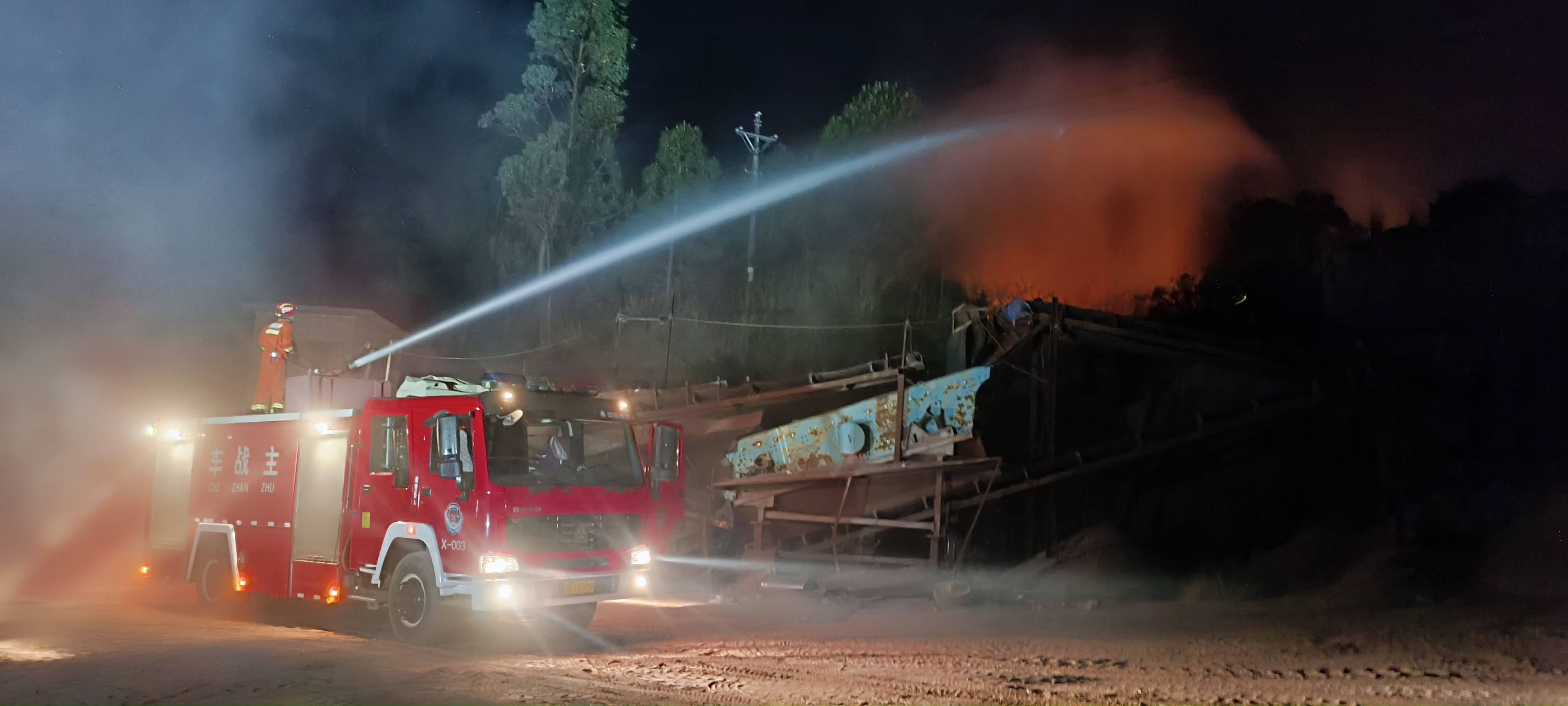 4图：消防车水炮灭火.jpg