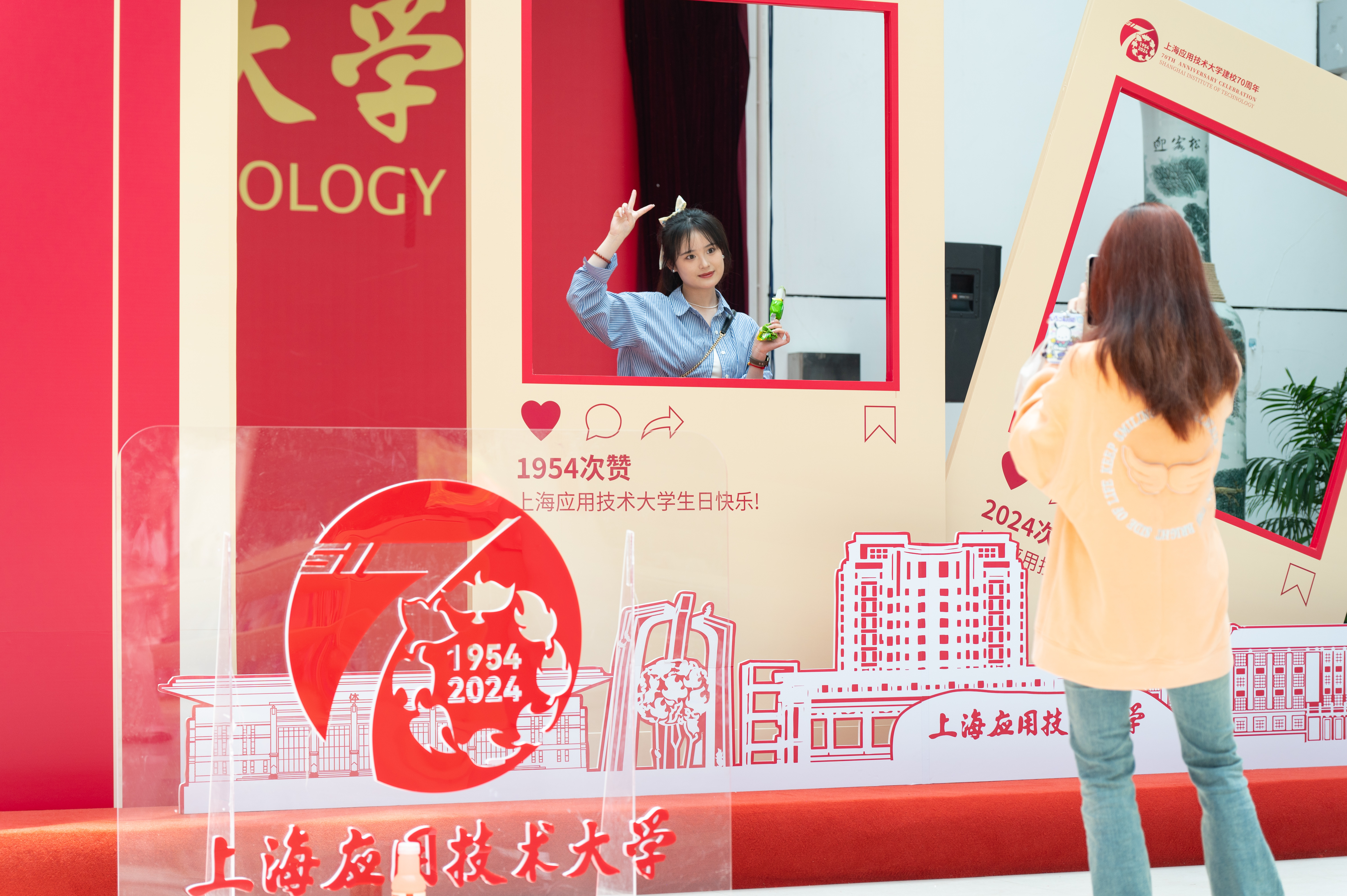 1713697683599288.jpg 校友回母校2.jpg