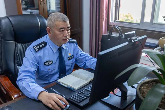 1713760848221759.jpg 5张成伦在工作中。昭通市公安局供图.jpg