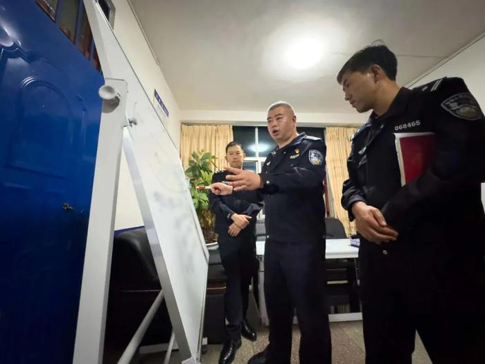 1713760874320500.jpg 6张成伦与同事在研判案情。昭通市公安局供图.jpg