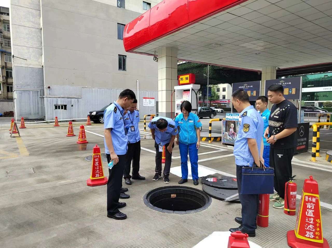 1713856513916797.jpg 3.检查青羊区某加油站地埋油罐人孔井有限空间作业管理落实情况。成都市应急局供图.jpg