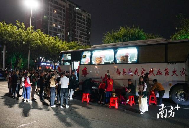 梅州市民连夜排队献血，支援抢救塌方灾害伤者