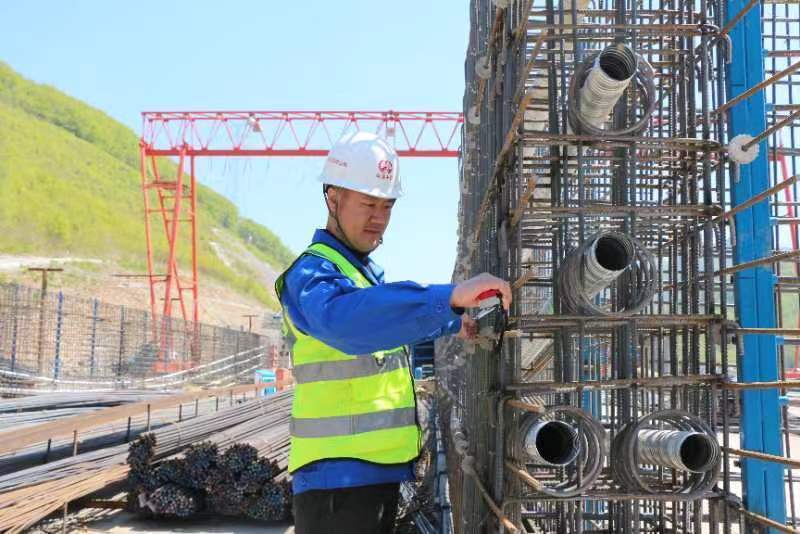 “五一”小长假 本桓高速建设忙_人民日报