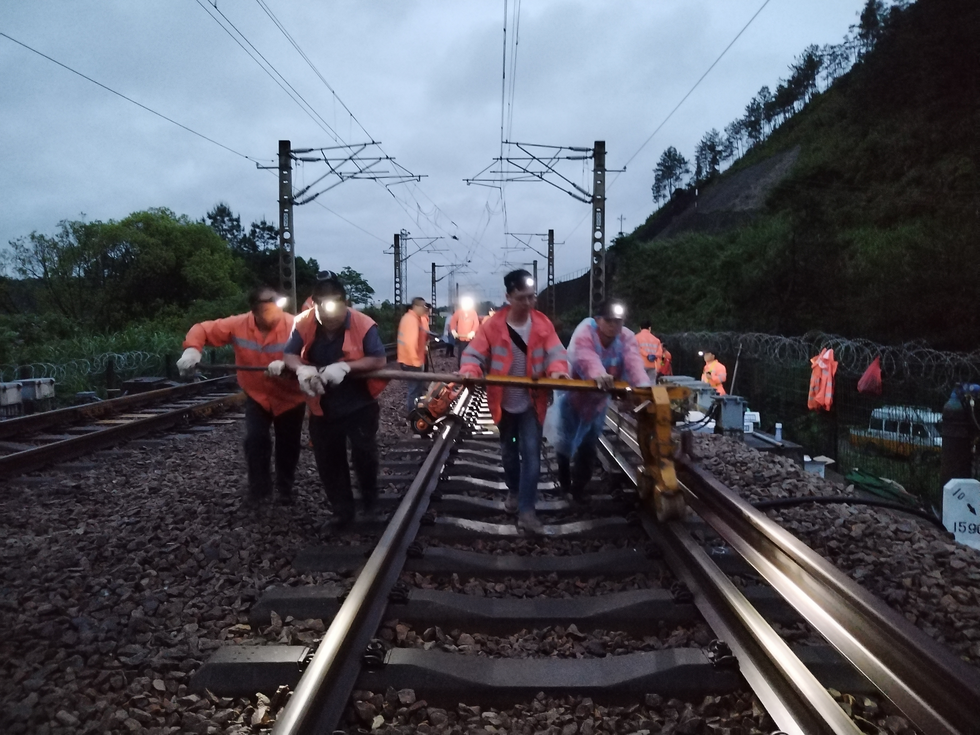 大家合力运钢轨.jpg