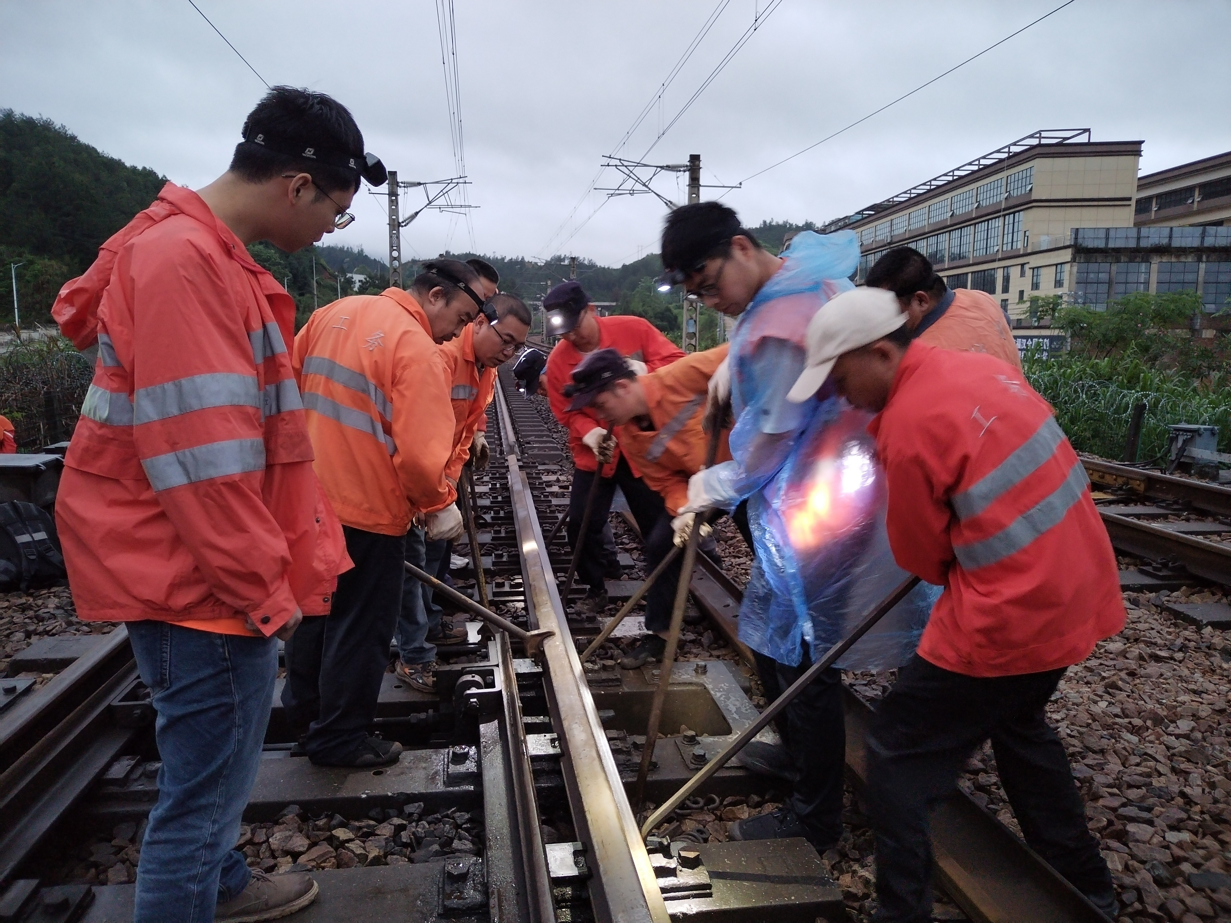 线路工拨新轨落槽.jpg