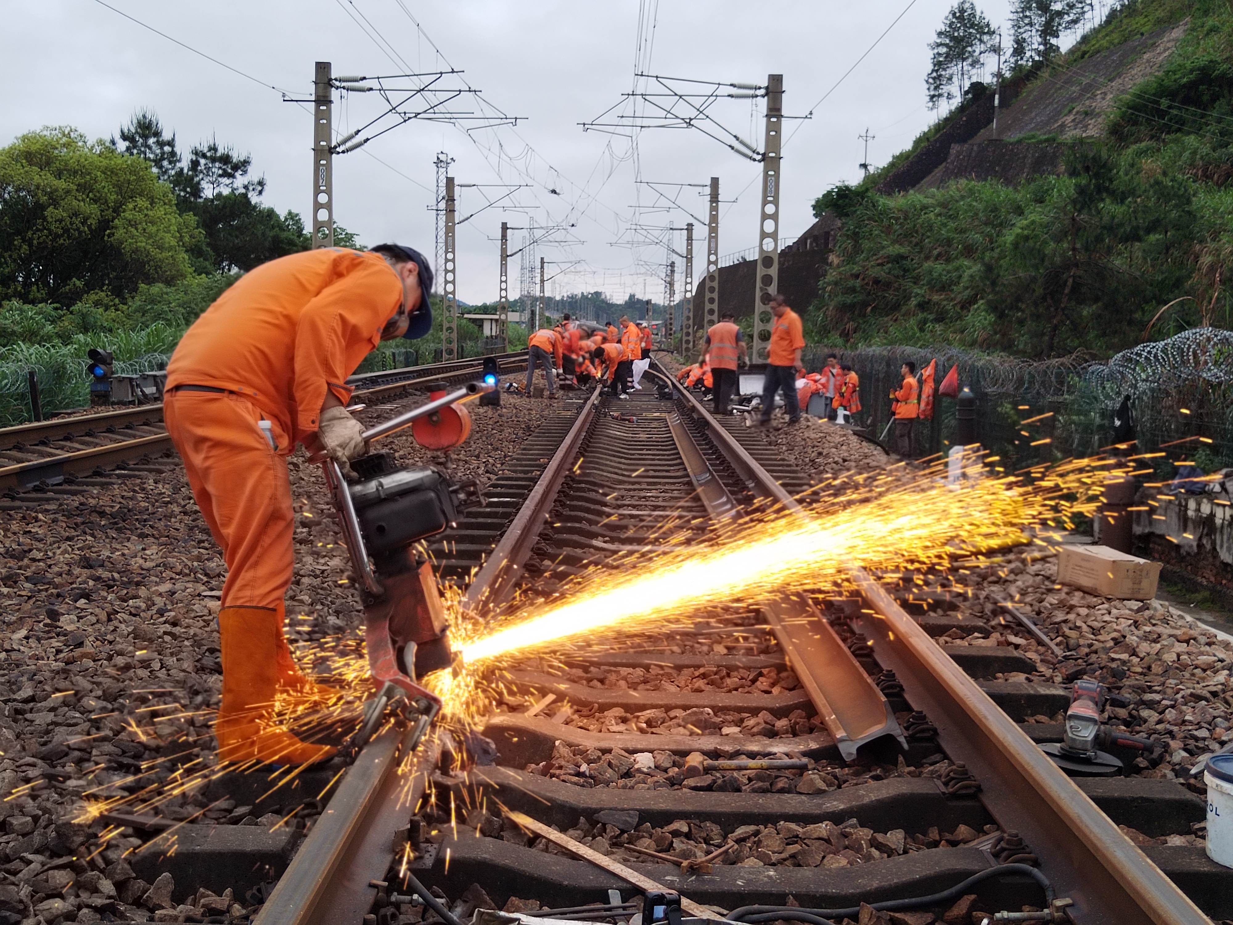 线路工对钢轨进行热打磨.jpg