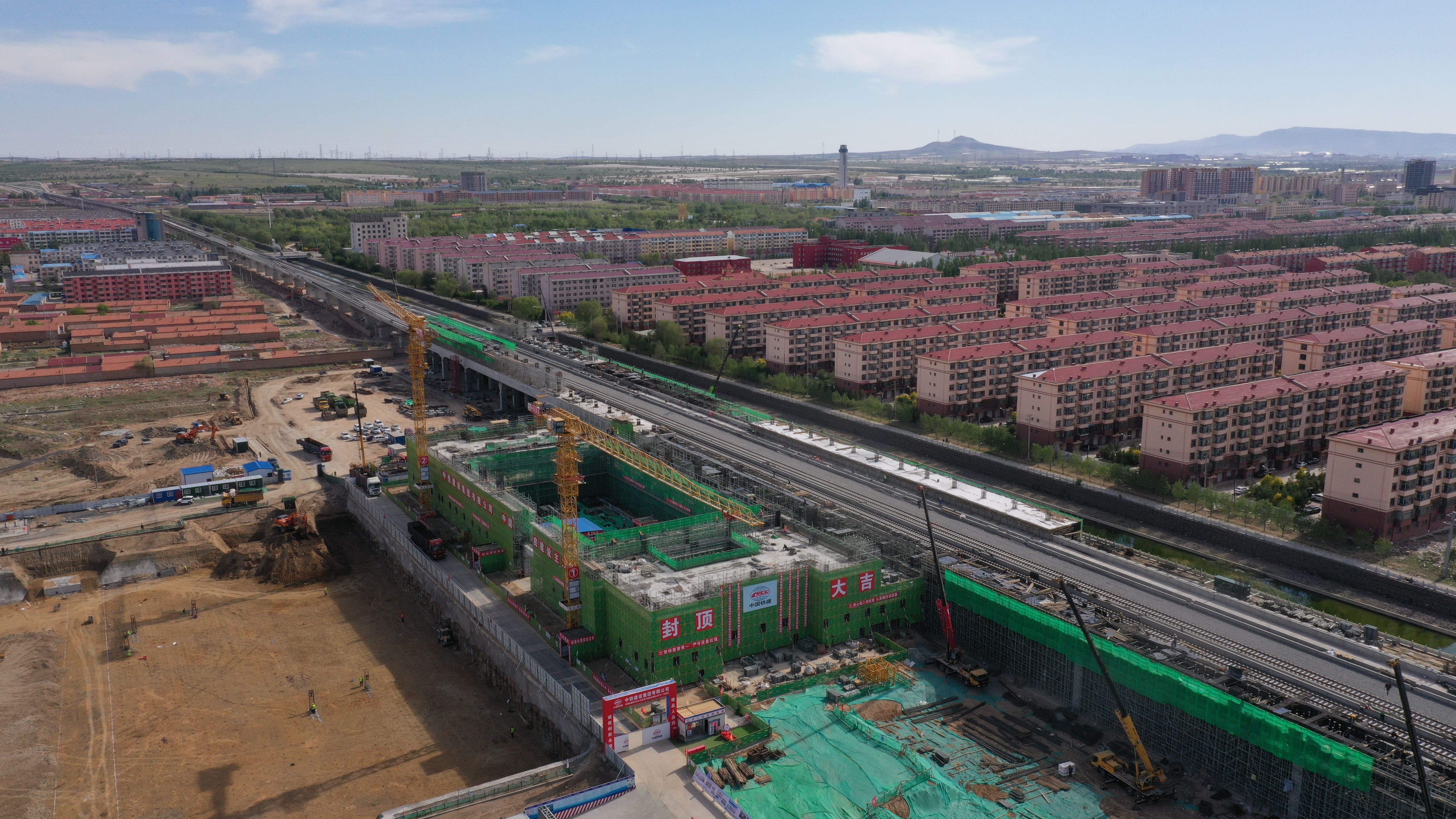 乌大高铁最大新建车站混凝土结构封顶