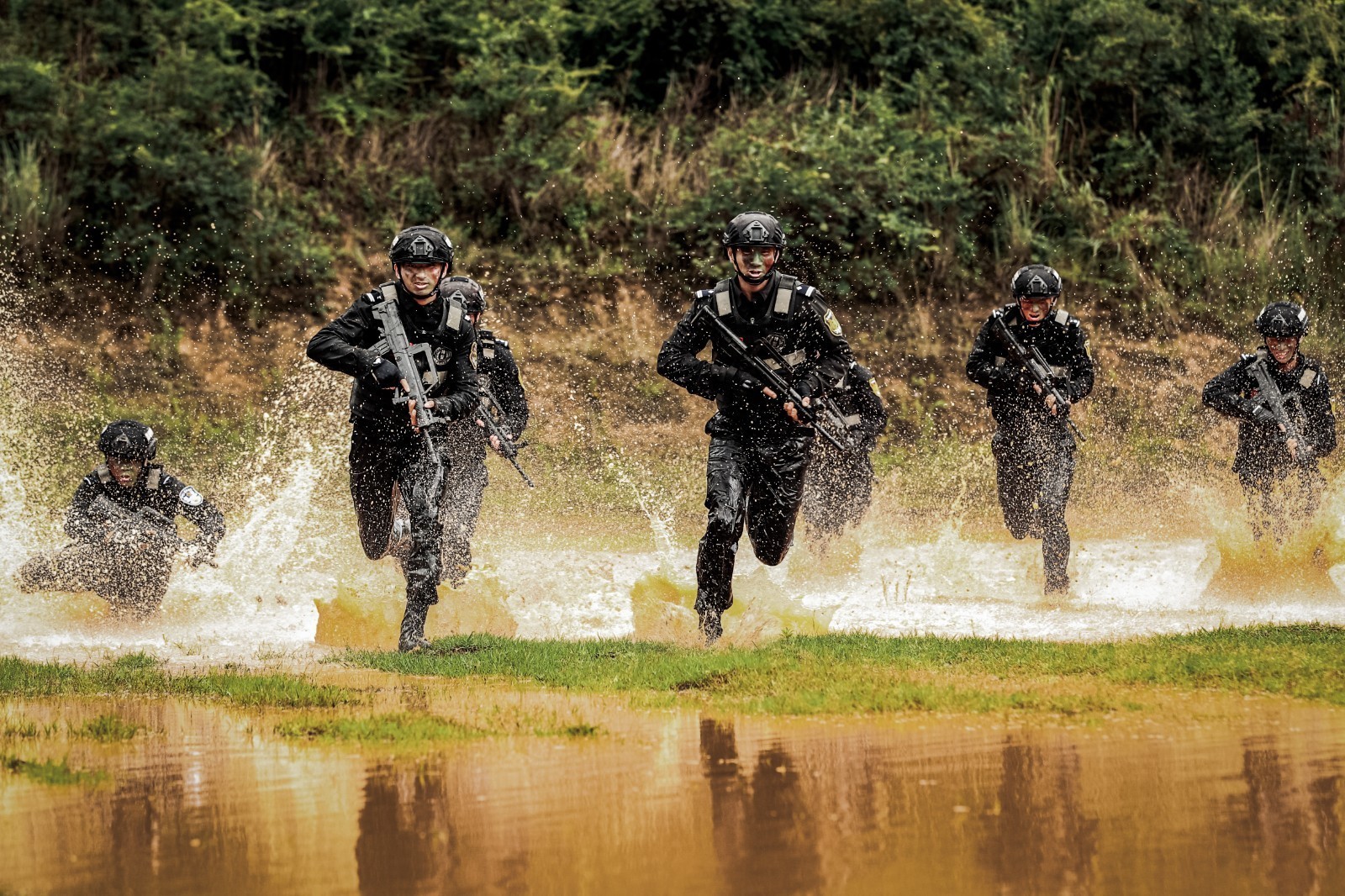 云豹突击队员在山地进行训练.jpg (2).jpg