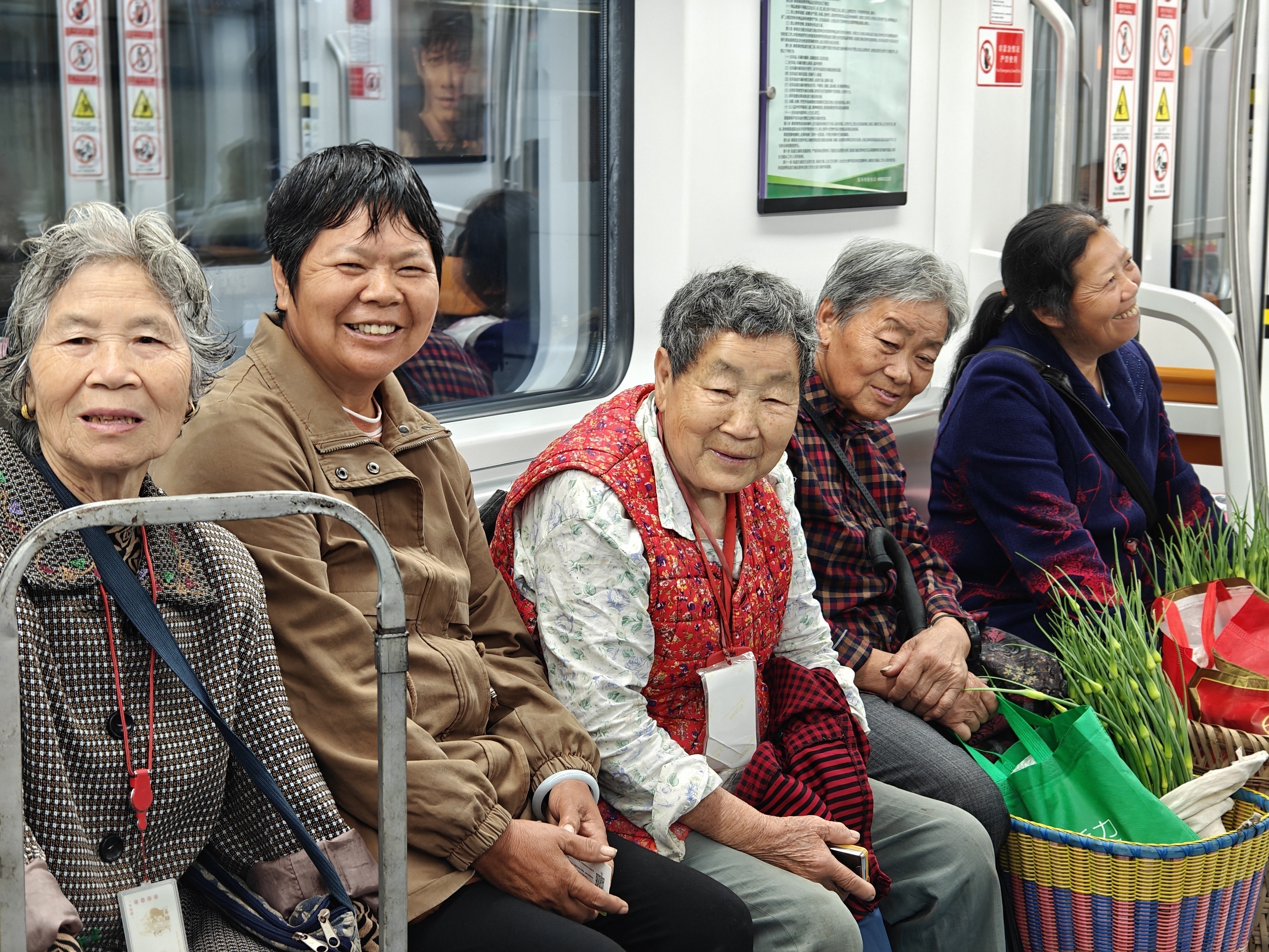背篓专线上的钱芳和包绍怀 (2).jpg