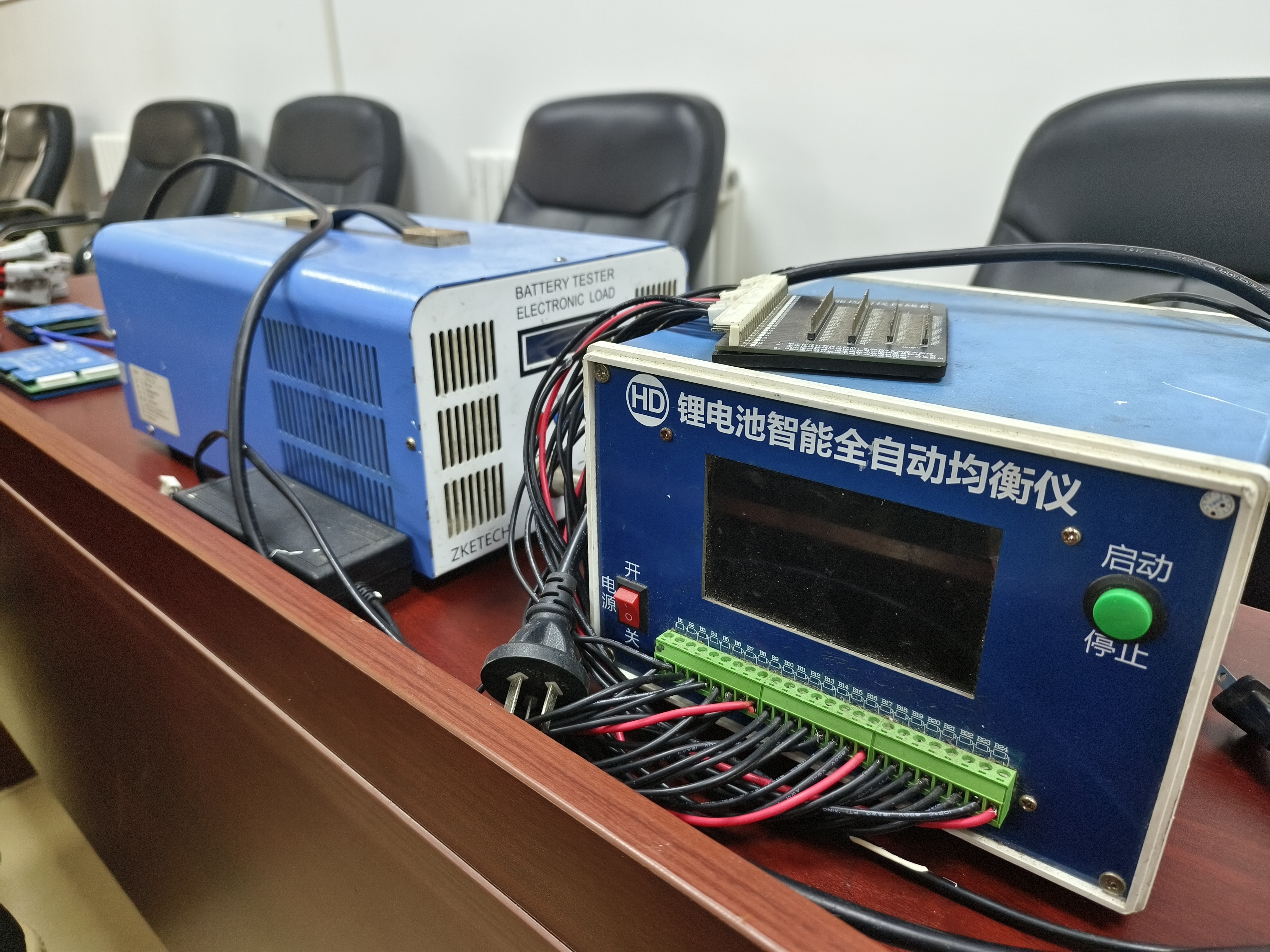 男子“自学成才”拼装电动车电池，送检3块全起火