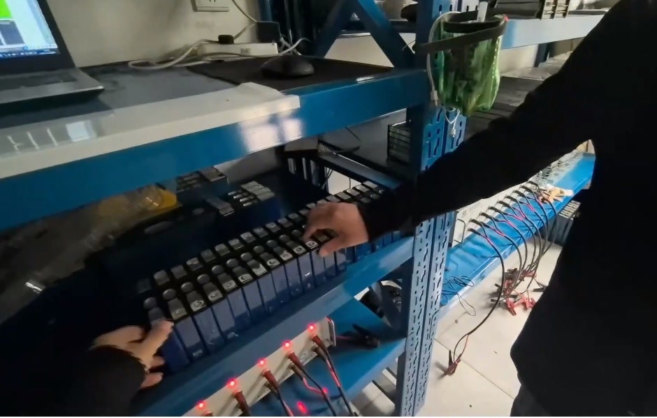 男子“自学成才”拼装电动车电池，送检3块全起火