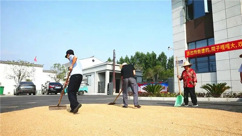 “派出所新建的,院子嘎嘎大,欢迎来晒粮!”