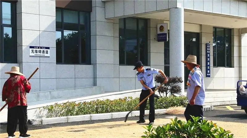 “派出所新建的,院子嘎嘎大,欢迎来晒粮!”