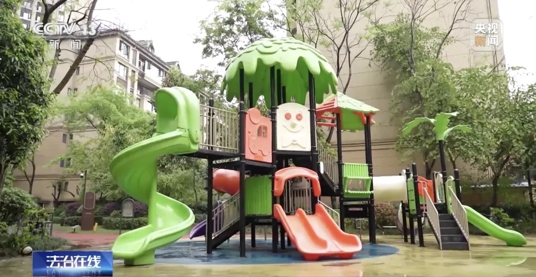 幼童玩滑梯逆行被踹跌落，谁应担责？