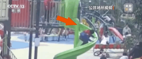 幼童玩滑梯逆行被踹跌落，谁应担责？