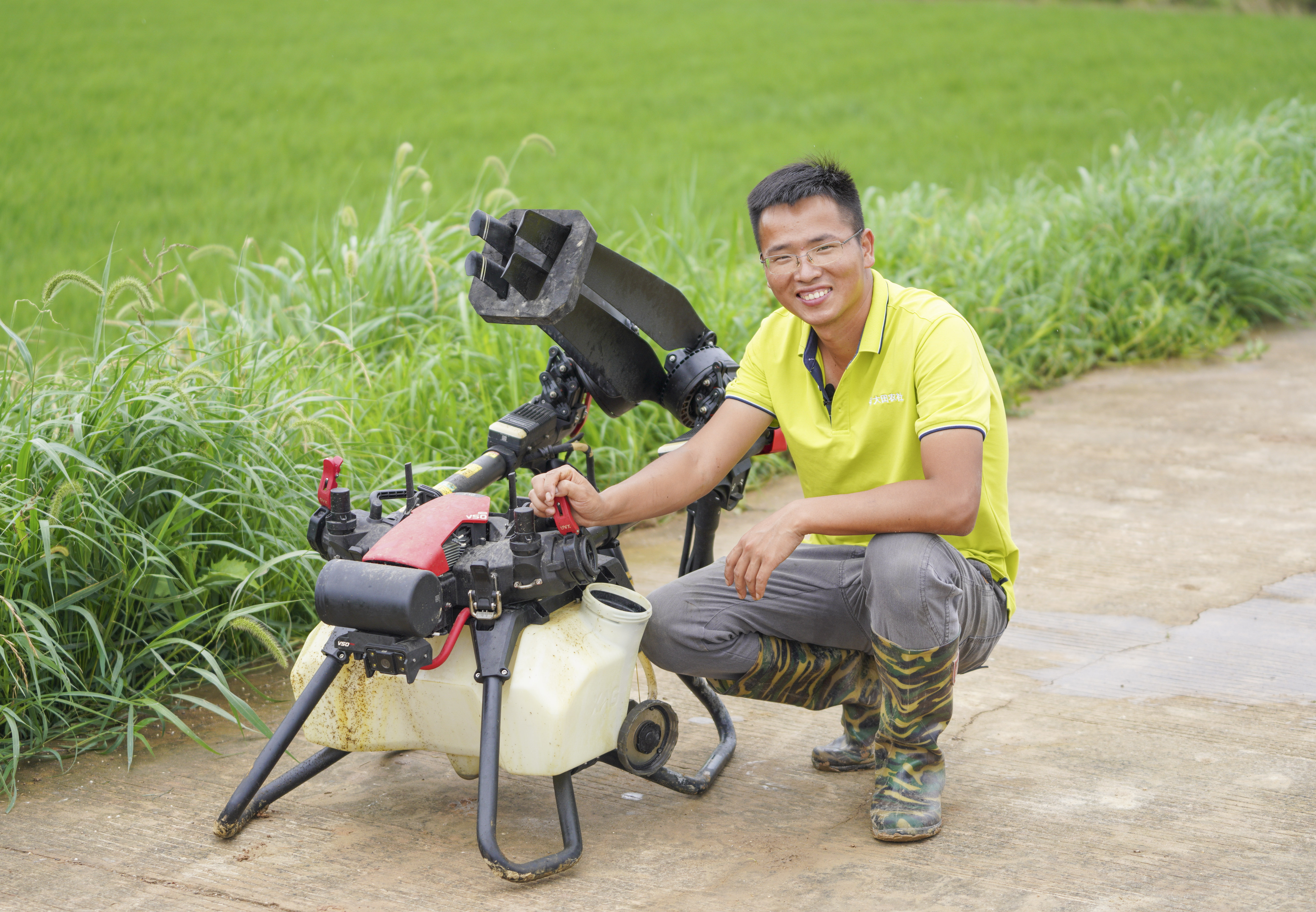 1718010472328712.jpg 无人机植保员范博和他的“新农机” (本报记者王丹 史港泽 摄影报道).jpg
