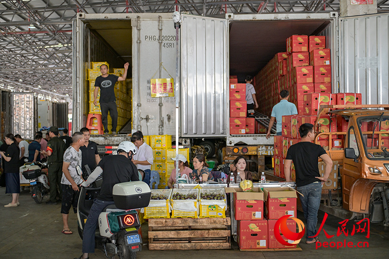 1719275866651593.jpg 水果商正在进行交易。人民网 雷琦竣摄.jpg