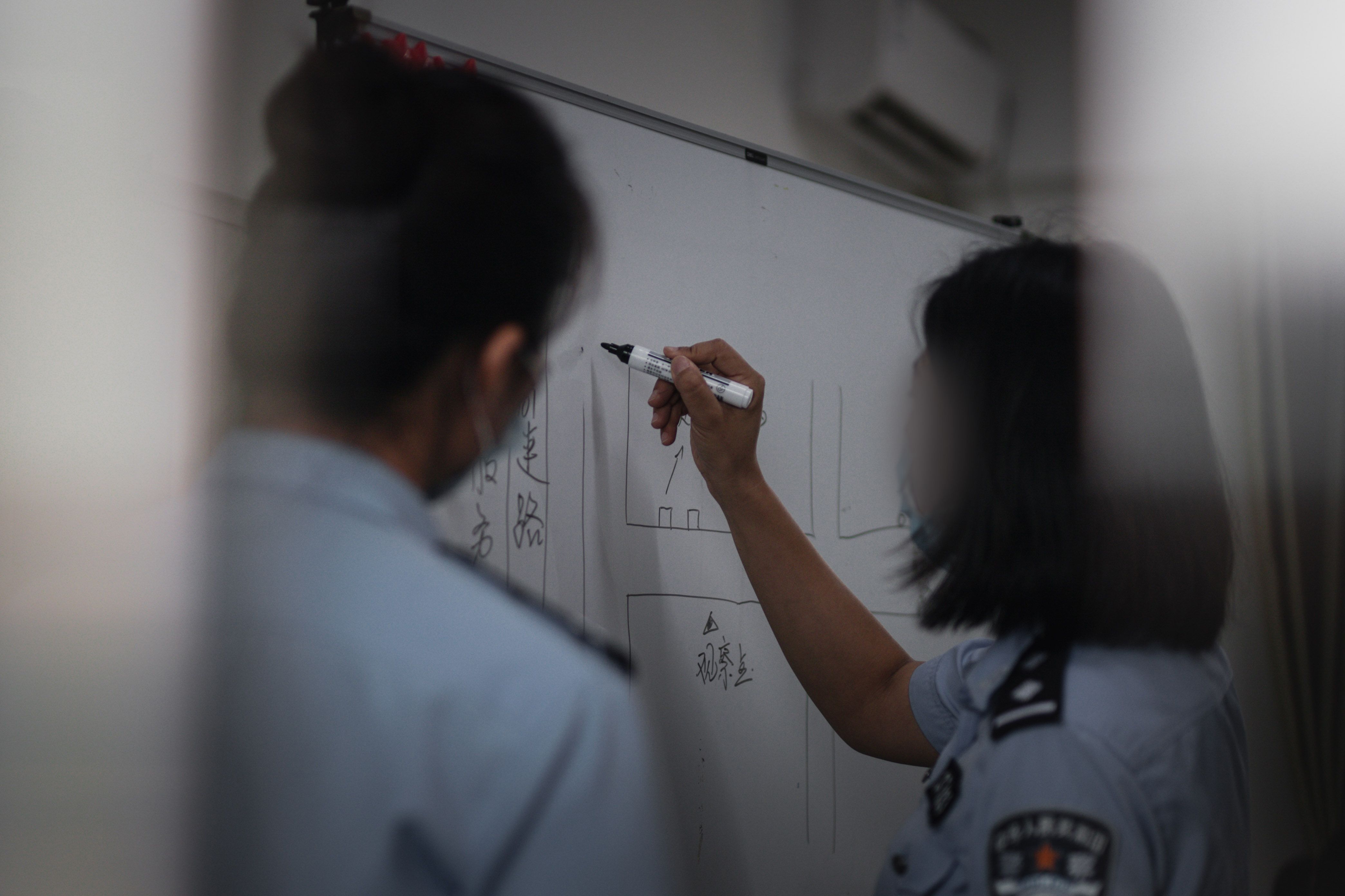 1719379442864710.jpg 图为女子侦查组成员分析研判案情.jpg