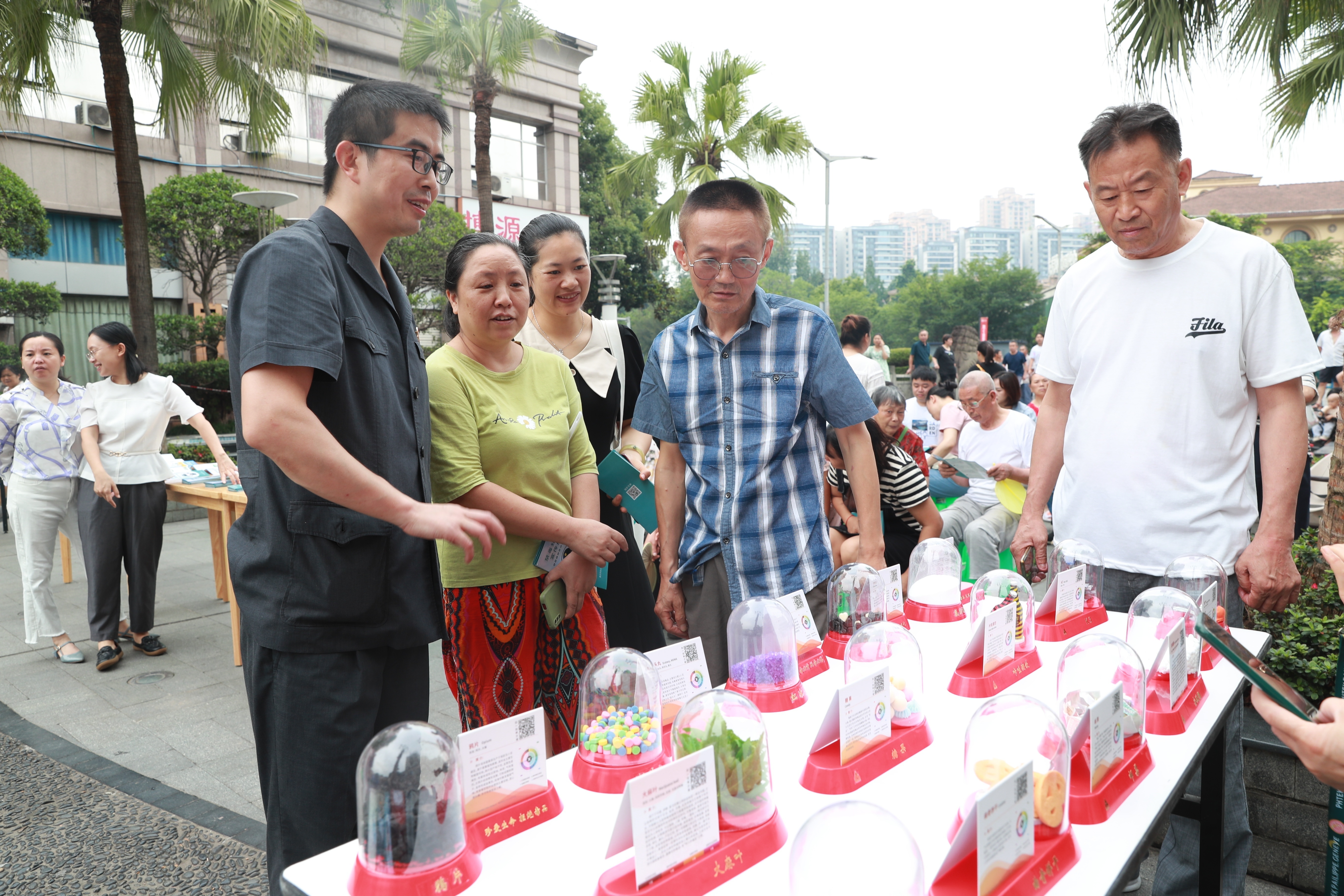 1719392682956128.jpg 法院干警向群众讲解新型毒品.JPG