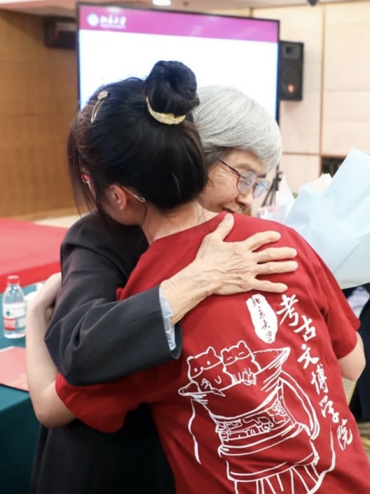 “考古圈团宠”钟芳蓉回应去敦煌,北大送上祝福