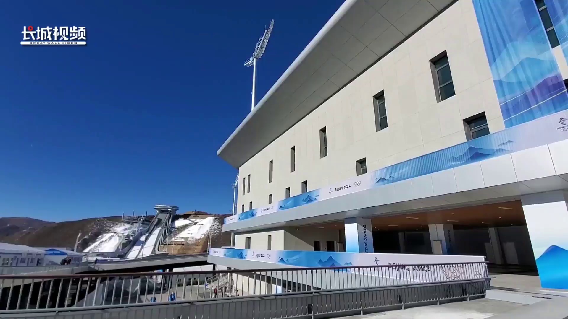 北京冬奥你好丨蓝为主色调国家冬季两项中心景观布置已完成80