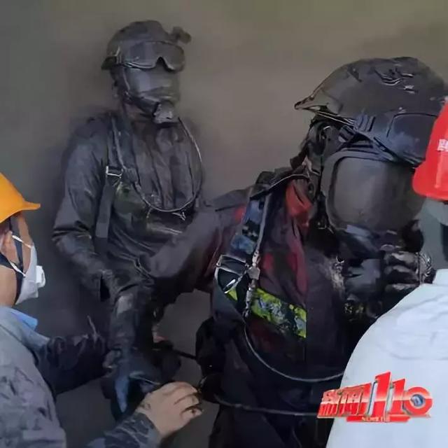 一场救援过后   这群消防员小伙子   被浓烟熏成了黑色面容   满是