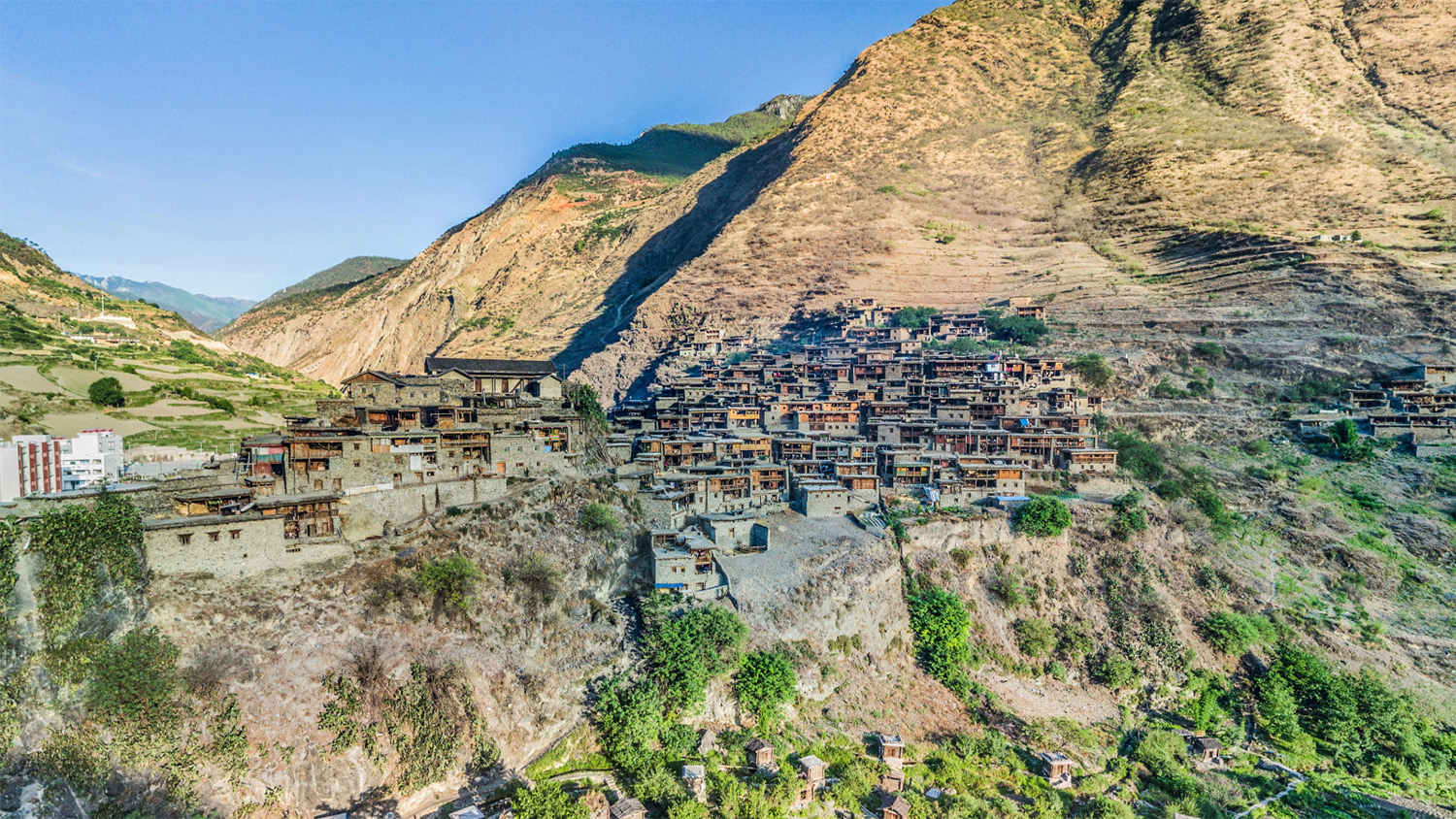 俄亚大村古寨全景  图/徐浩伦