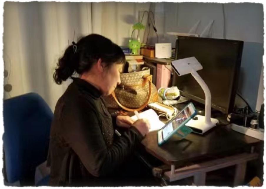 在家备课的武建萍老师