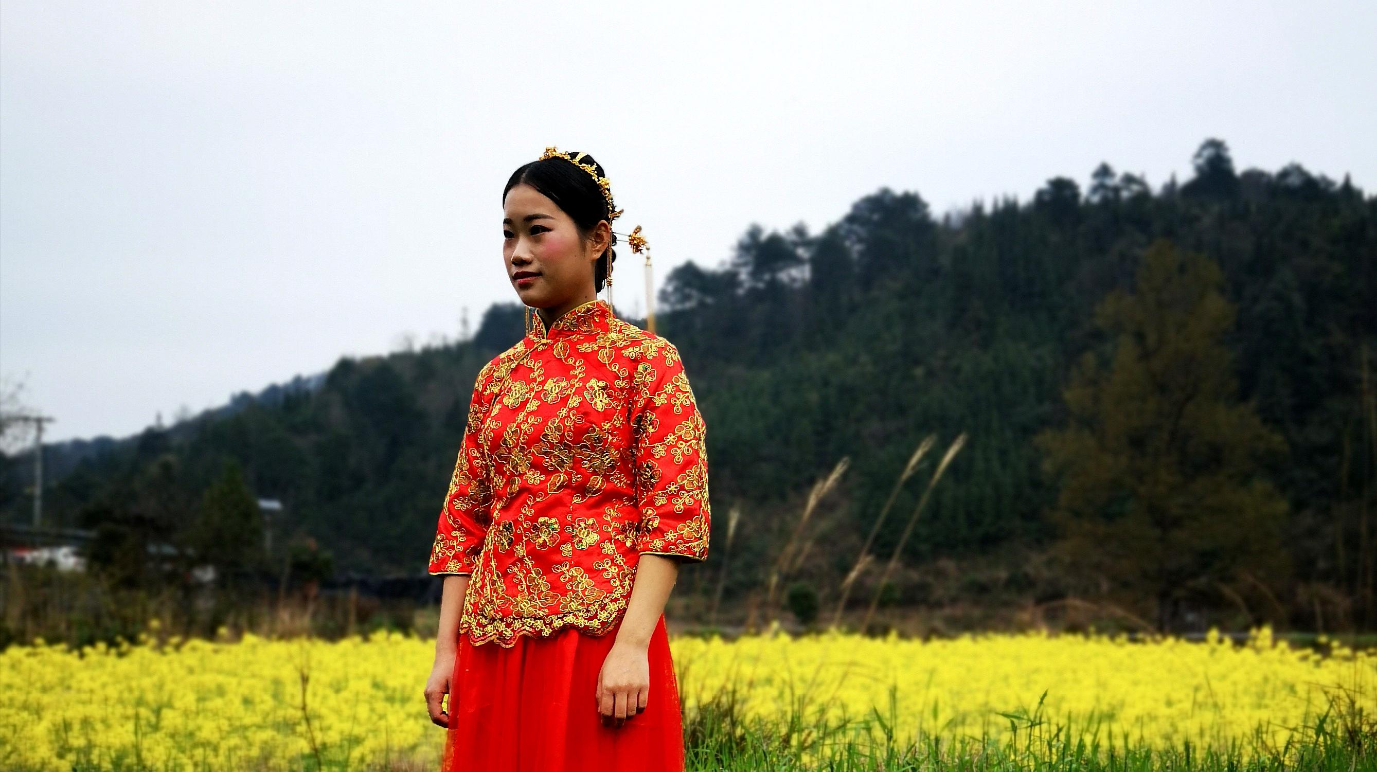 农村田园的婚礼新娘子特别的美丽