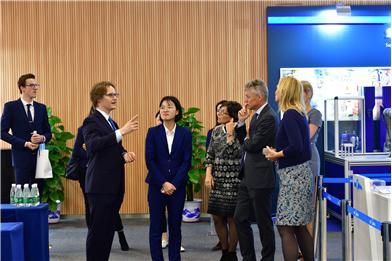 去年11月，Fons（左一）带领荷兰代表团