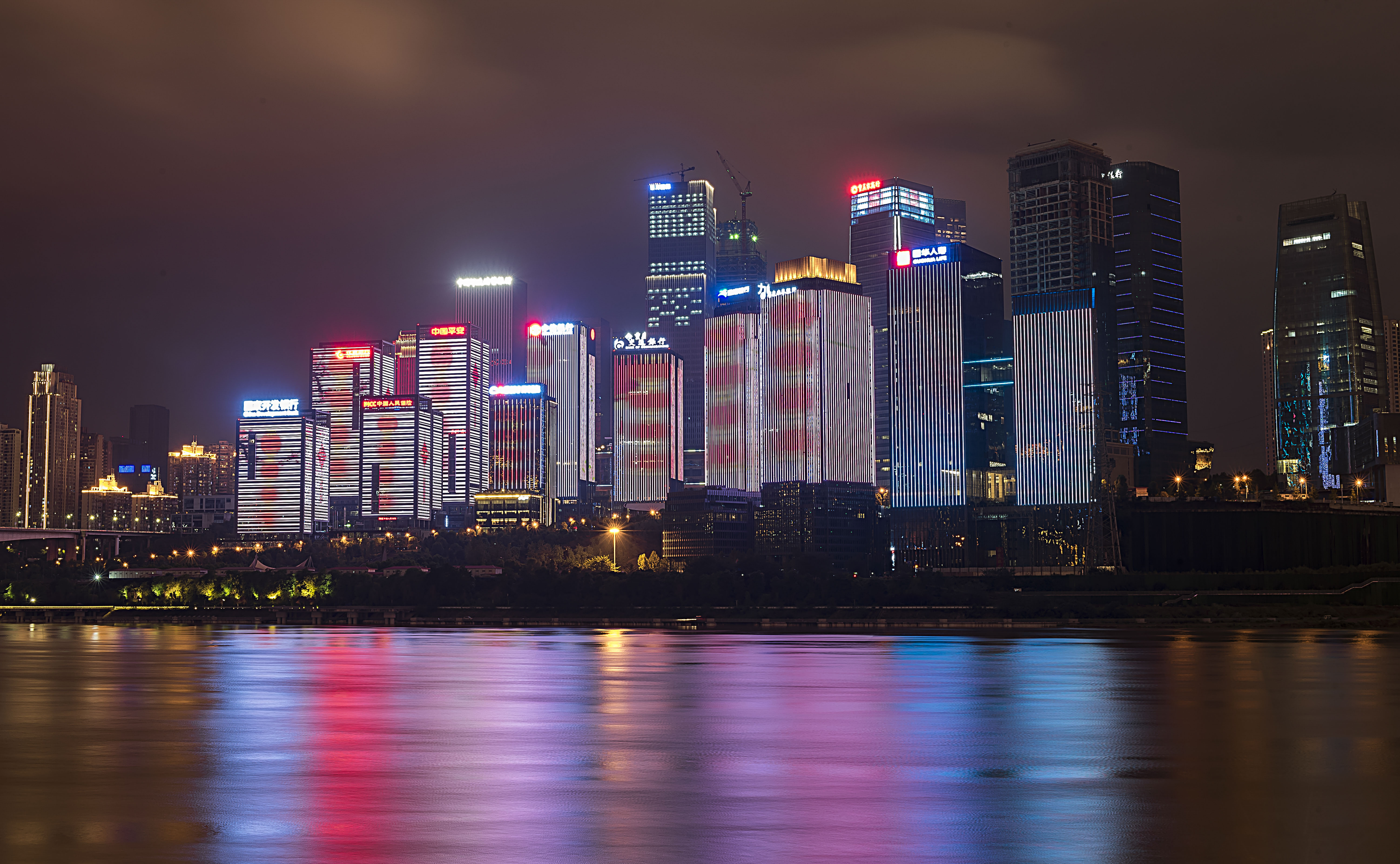 同为西部双子星城市成都为何没有重庆火看游客怎么说