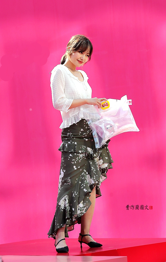 逛街也穿曳地长裙加高跟鞋美女尝试以高大上的形象示人