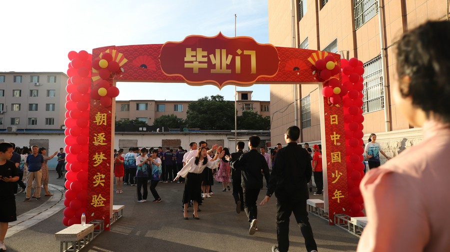 毕业生穿过"毕业门"