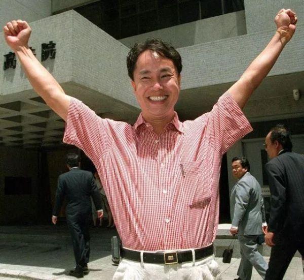 事实上,张自强连小学都没有毕业,但他的学习能力很强,能说写流利的