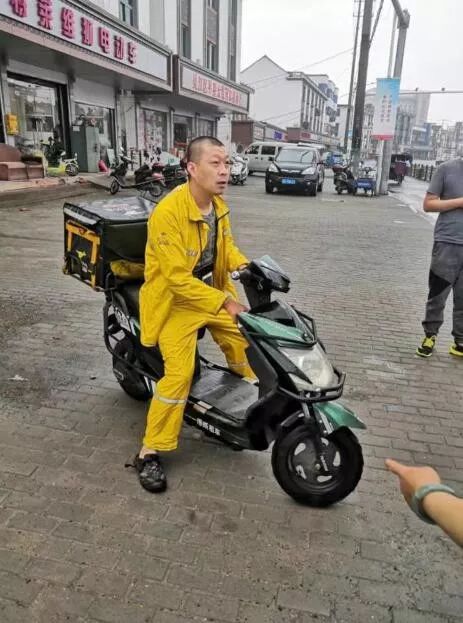 视频外卖迟到了别急有可能外卖小哥正在救人