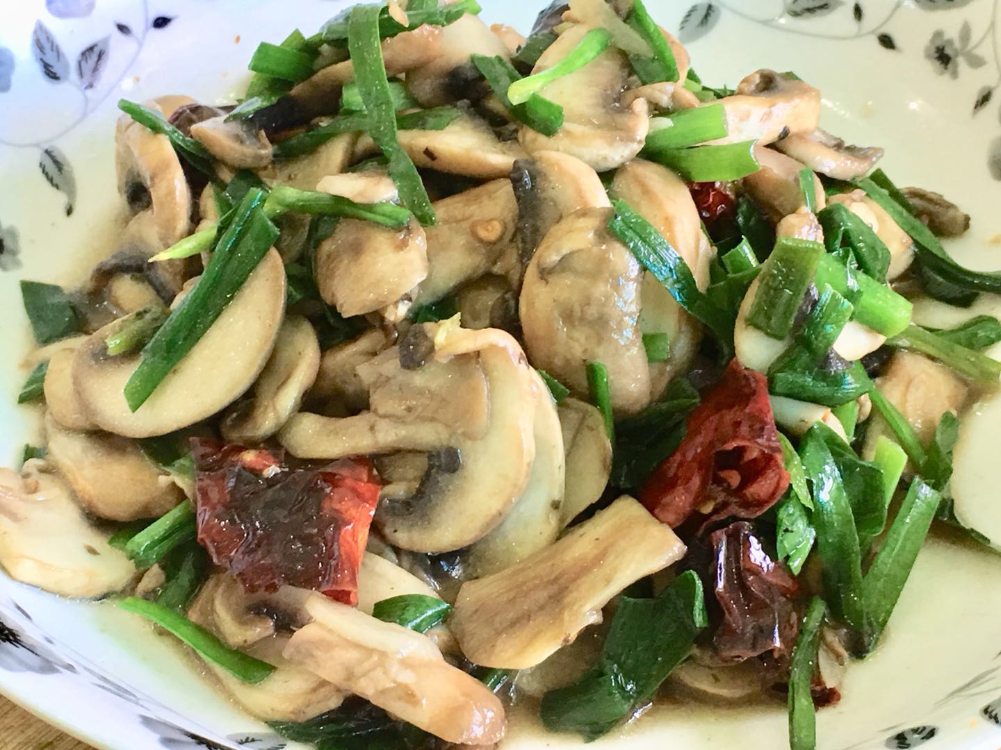 素炒口菇是一道很平常的家常菜加上一种食材美味又健康