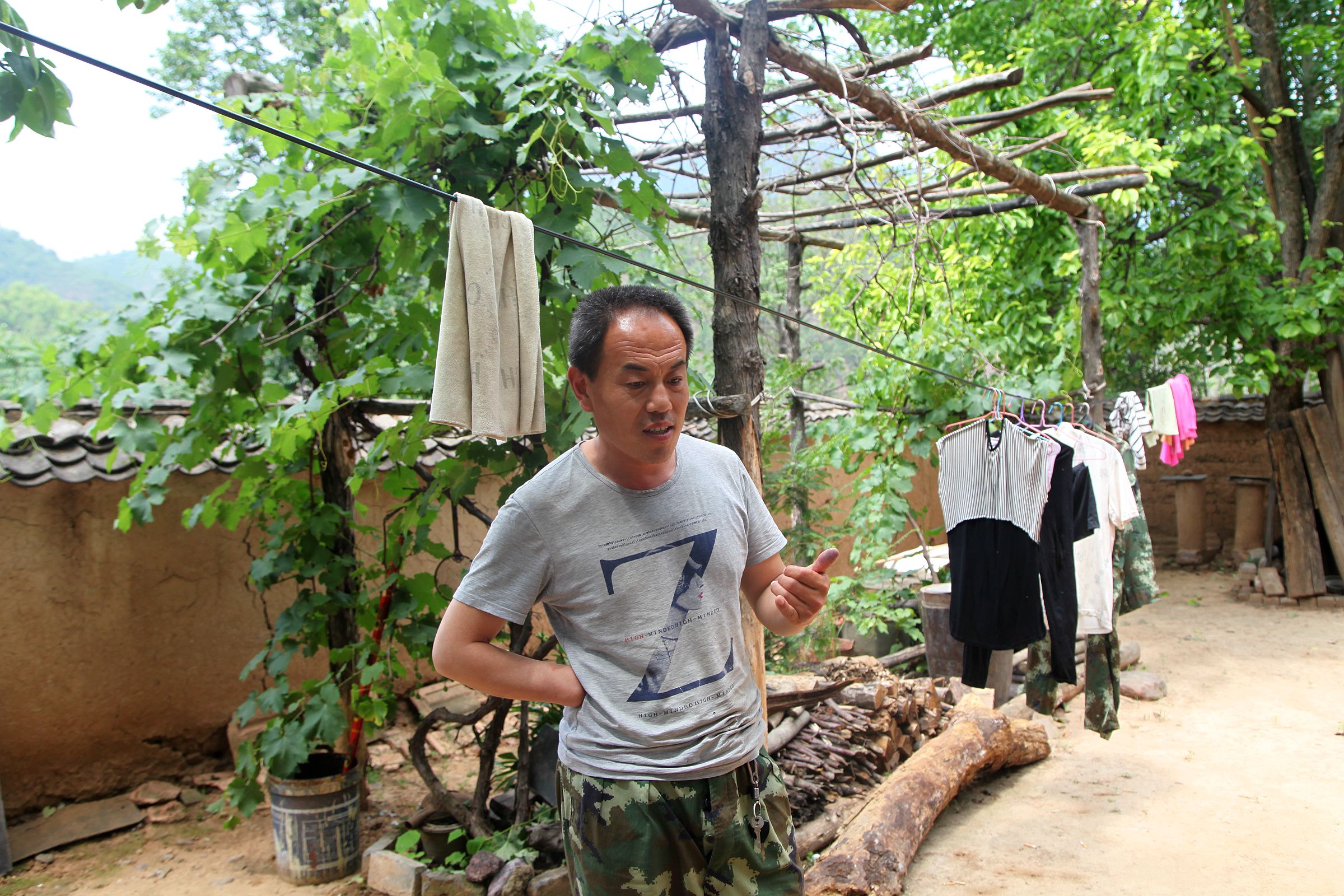 靠山吃山靠水吃水看40岁山西农民1家3口的深山生活是啥样