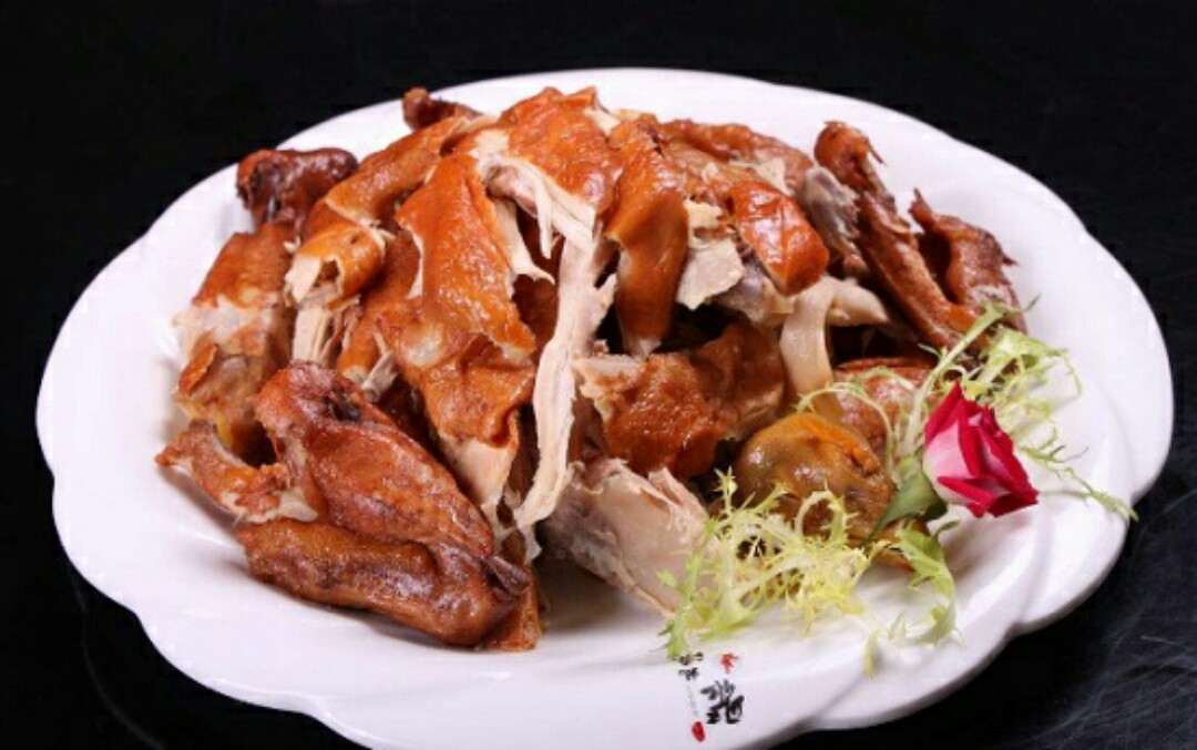 沟帮子熏鸡最后的这只名"鸡"就是河南的道口烧鸡了.