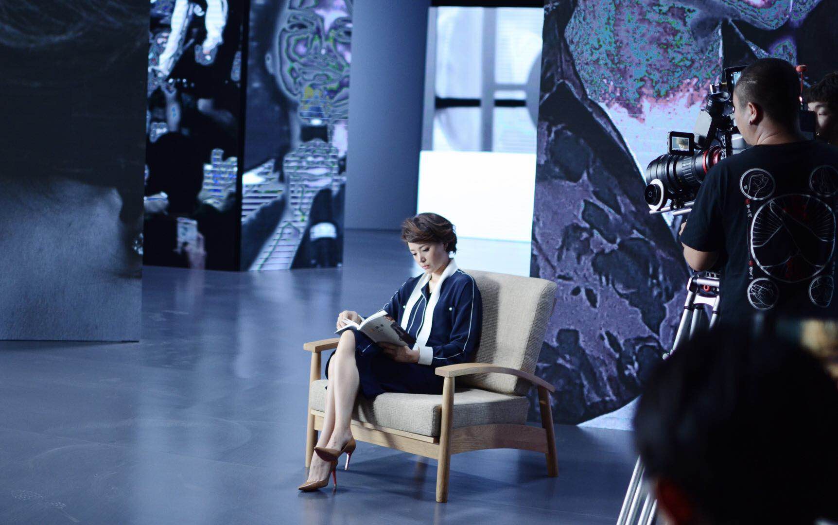 董卿节目花絮照蓝色连衣裙配短发优雅知性涂芭比粉气质好出众