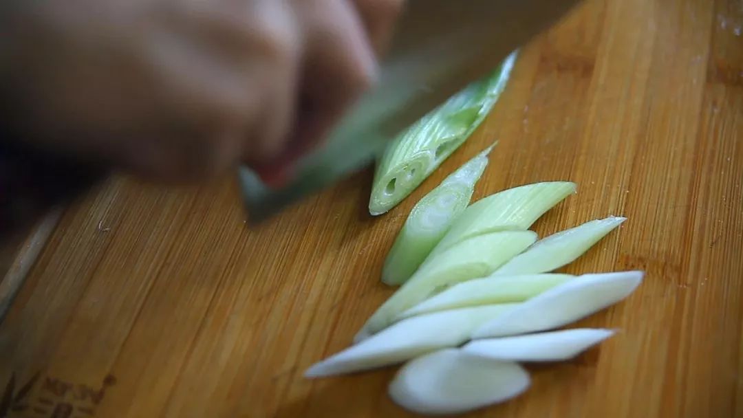 4,大葱斜刀切马耳片