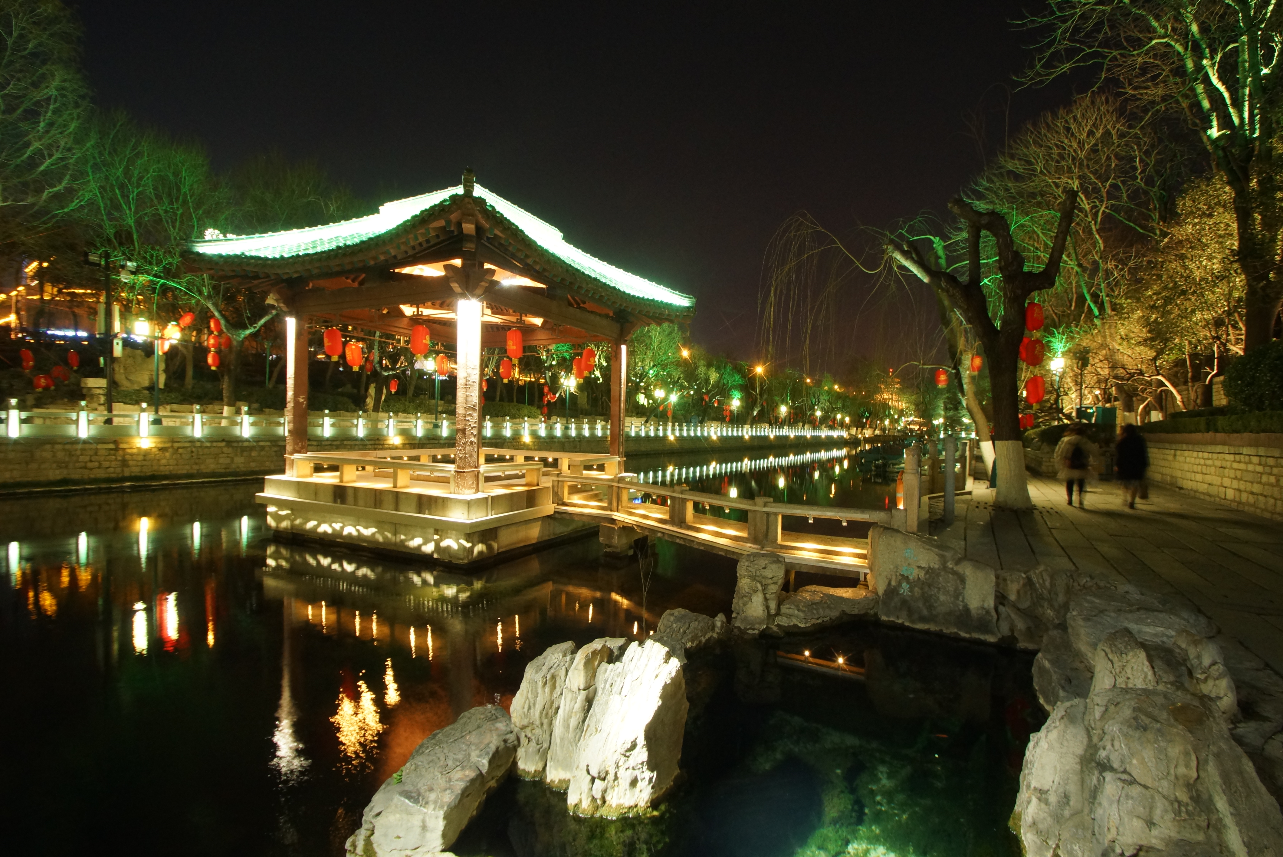 回忆济南护城河夜景灯光绚烂三个虎头全部喷涌