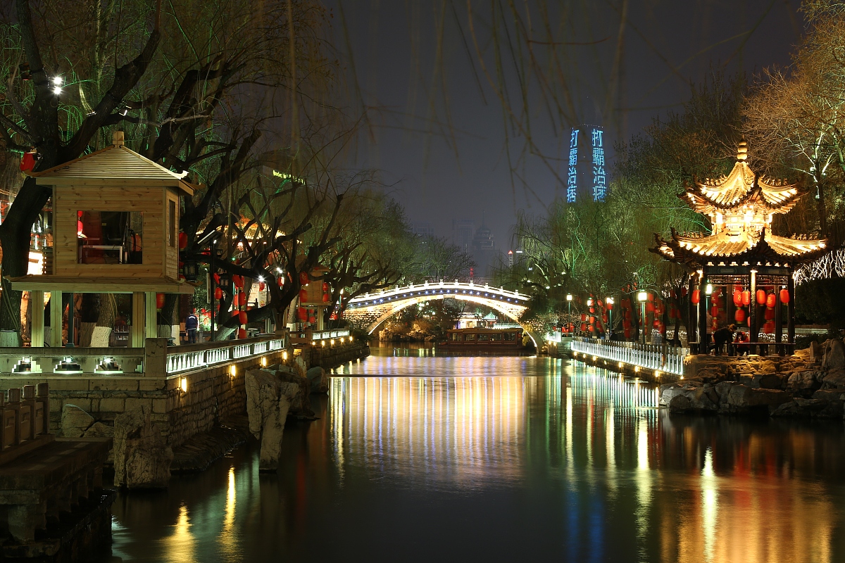 回忆济南护城河夜景灯光绚烂三个虎头全部喷涌