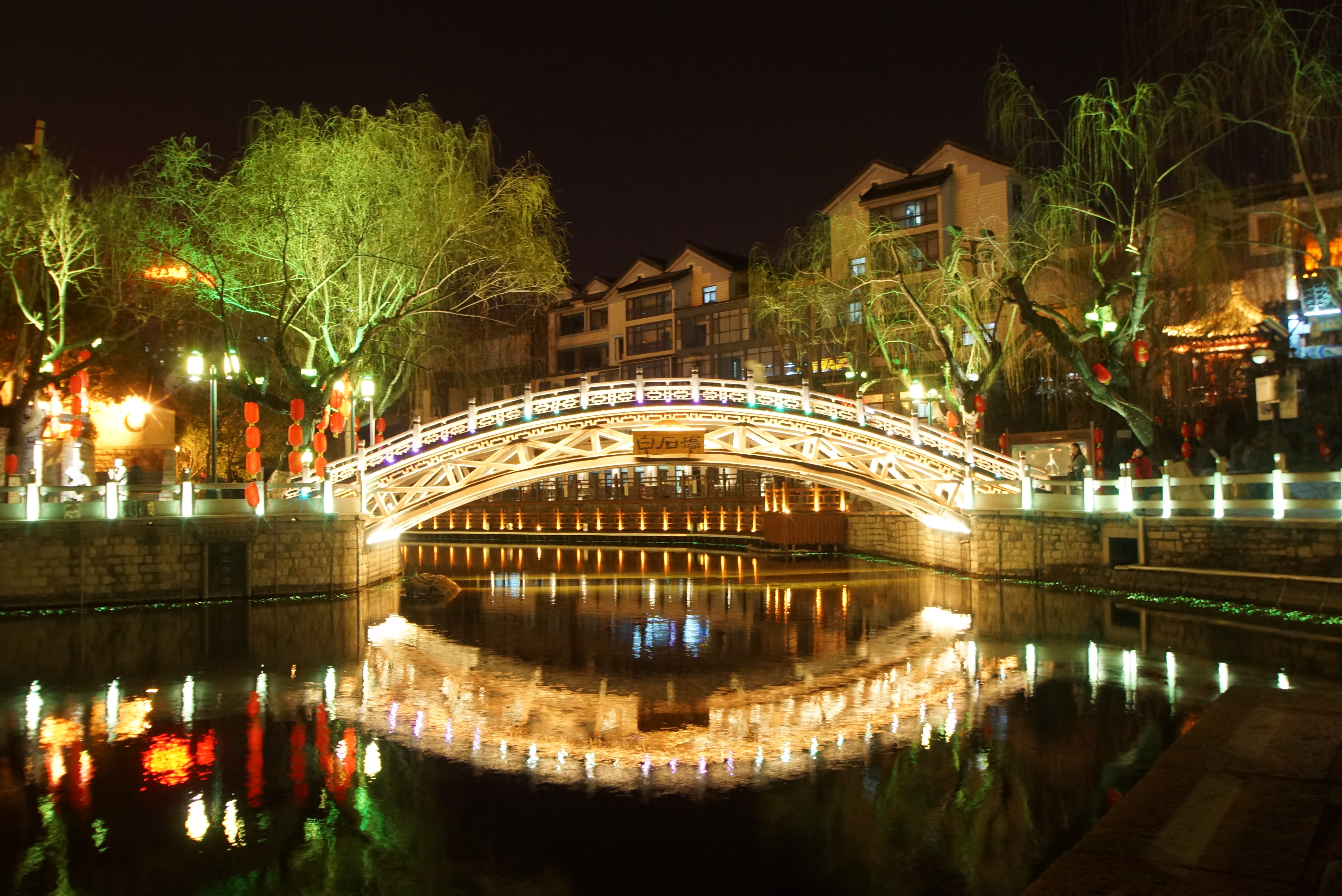 回憶濟南護城河夜景燈光絢爛三個虎頭全部噴湧