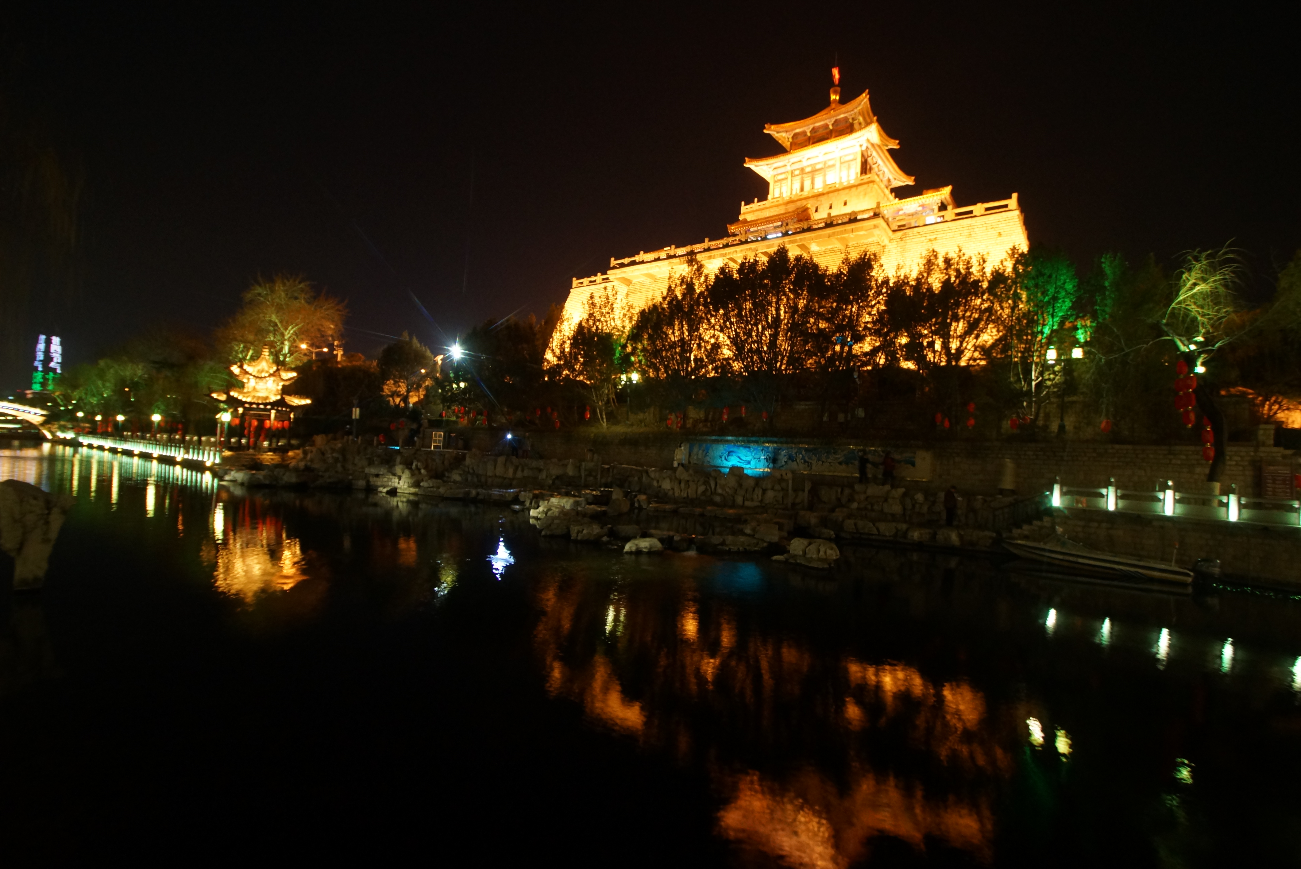回忆济南护城河夜景灯光绚烂三个虎头全部喷涌