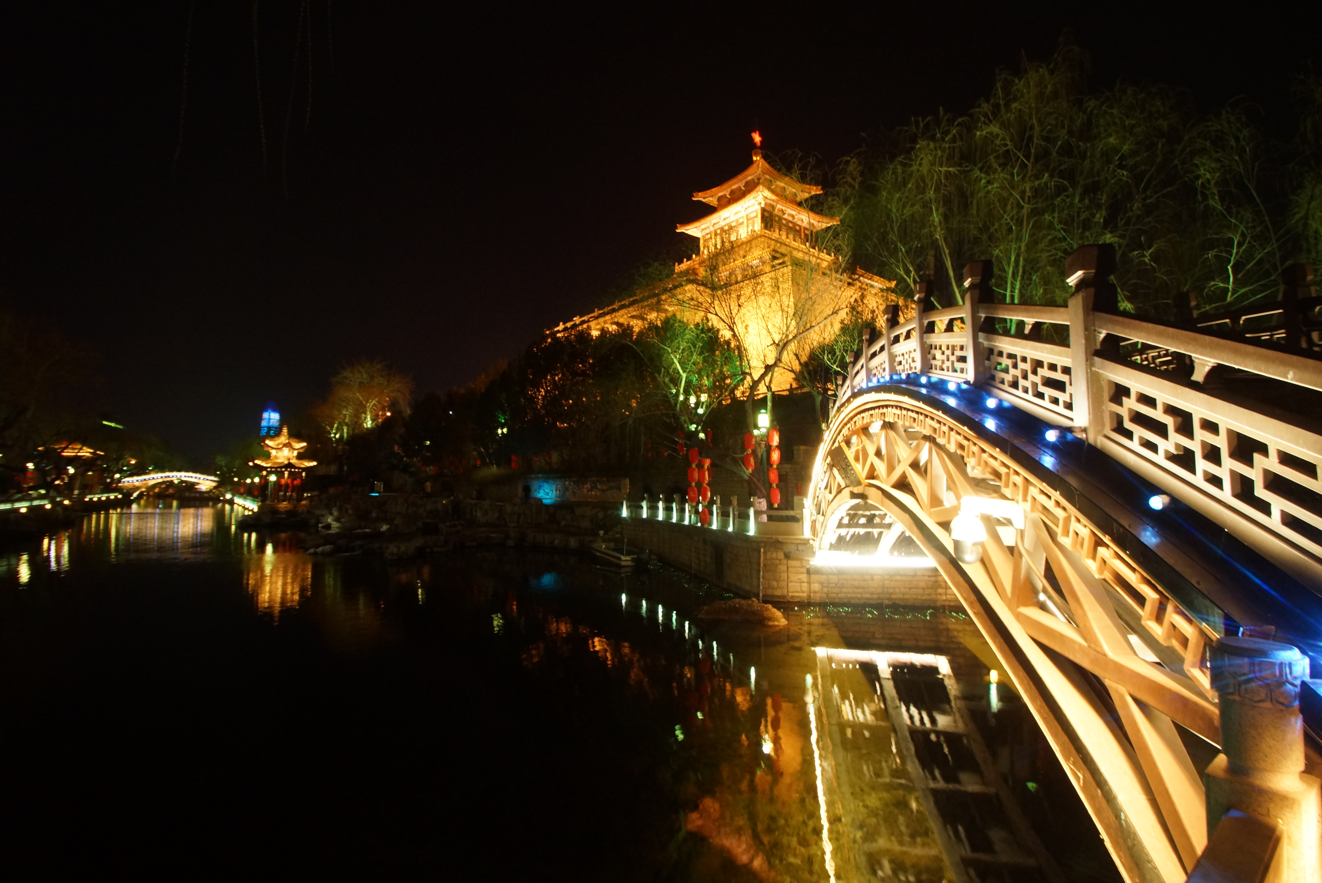 回忆济南护城河夜景灯光绚烂三个虎头全部喷涌