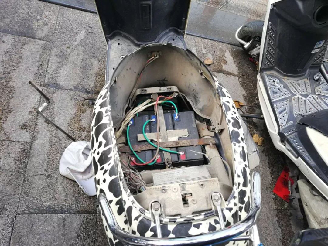 北雀路六辆电动车电瓶一夜被盗作案的是五名初中生自述两分钟偷一组