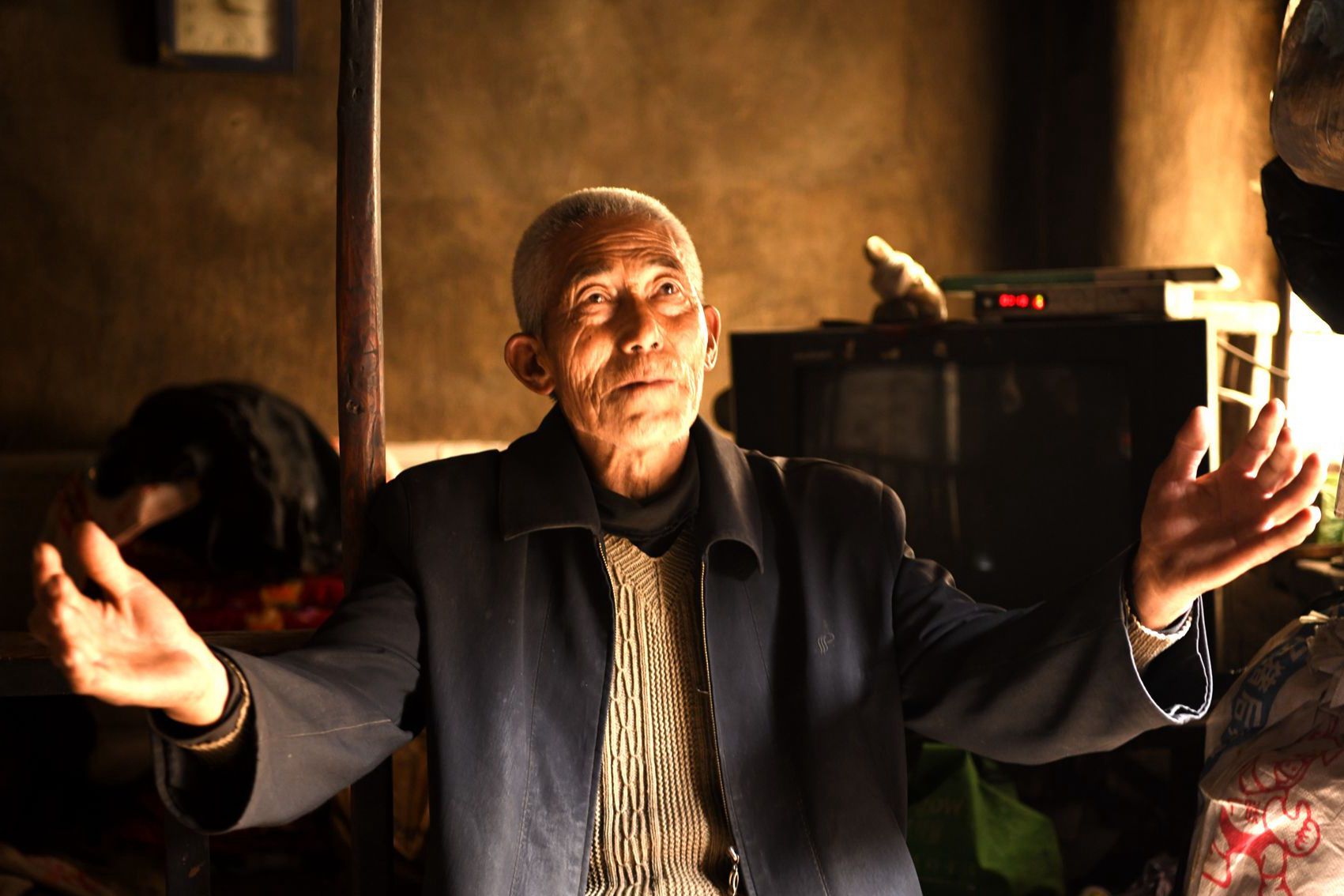 图上这个孤独老人姓王,今年76岁,家住山西云丘山景区不远处的农村