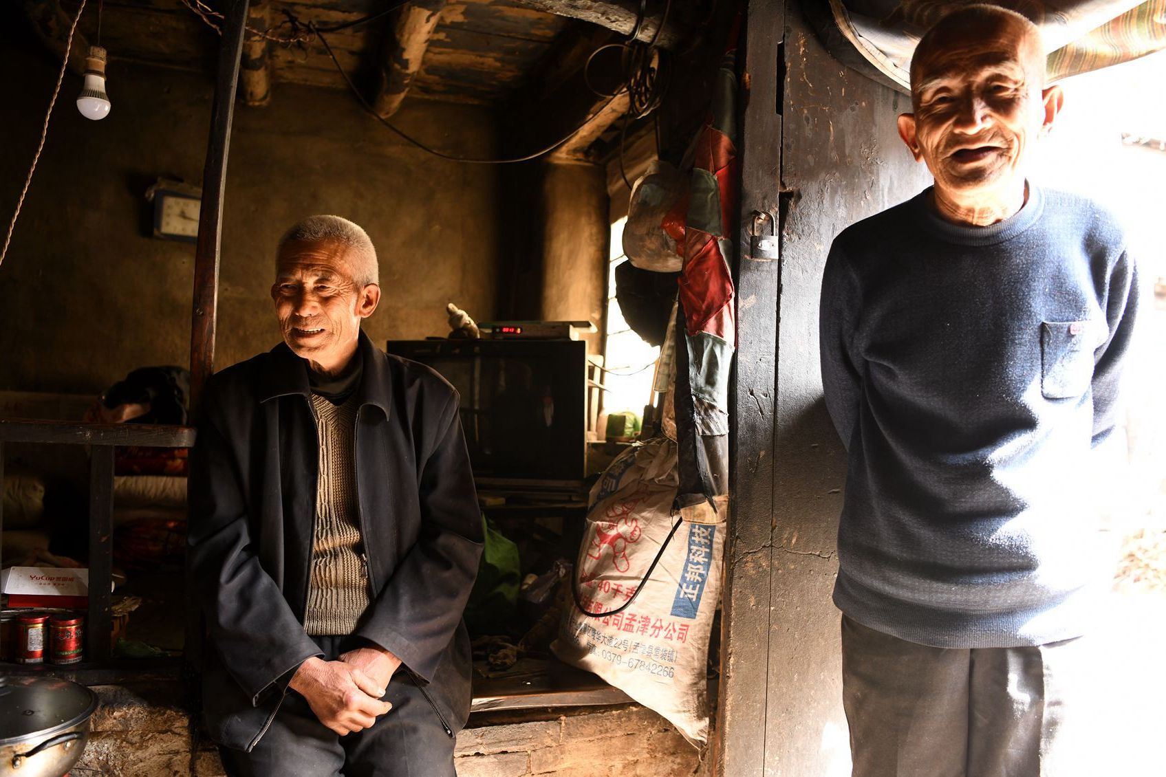 76岁农村大爷和老伴分居,找个男老伴陪着,看是啥情况